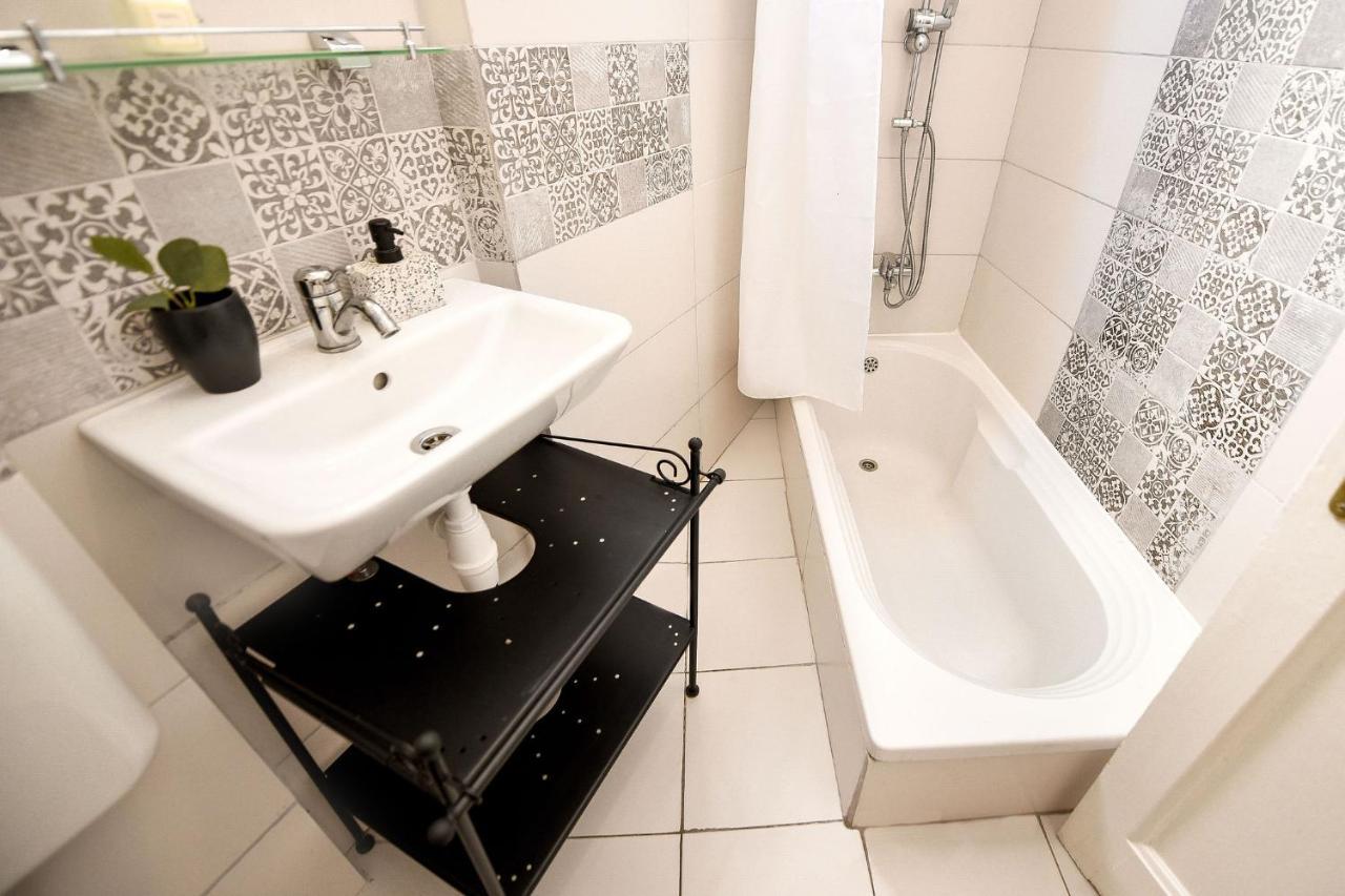 Stylish & Spacious Apartment Near The Old Town - A Touch Of History, A Dash Of Modernity Bucharest Exterior photo