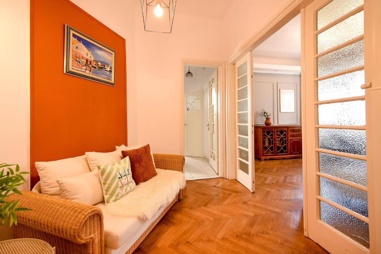 Stylish & Spacious Apartment Near The Old Town - A Touch Of History, A Dash Of Modernity Bucharest Exterior photo