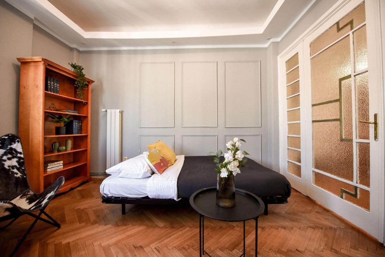 Stylish & Spacious Apartment Near The Old Town - A Touch Of History, A Dash Of Modernity Bucharest Exterior photo
