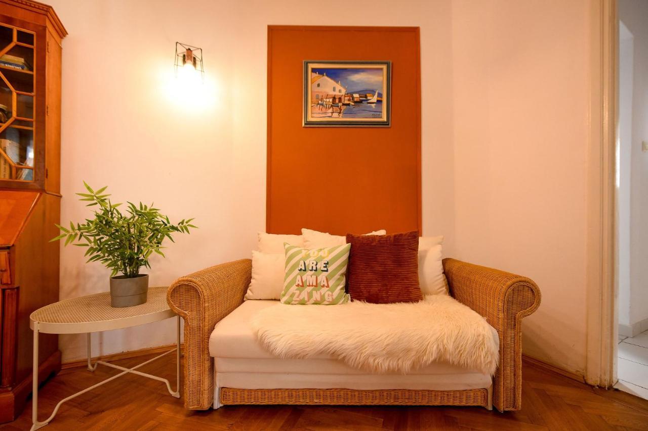 Stylish & Spacious Apartment Near The Old Town - A Touch Of History, A Dash Of Modernity Bucharest Exterior photo