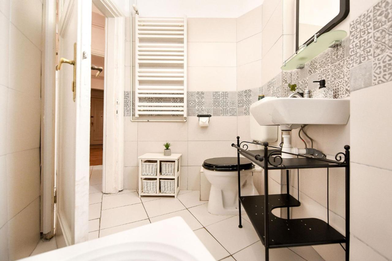 Stylish & Spacious Apartment Near The Old Town - A Touch Of History, A Dash Of Modernity Bucharest Exterior photo